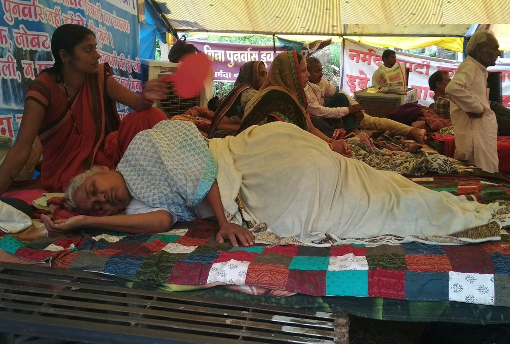 अनशन स्थल पर अचेतावस्था में मेधा पाटकर। फोटो: रहमत अनशन स्थल पर अचेतावस्था में मेधा पाटकर। फोटो: रहमत