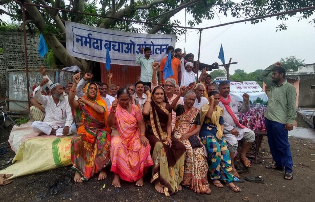 सरदार सरोवर बांध का जल स्तर बढ़ने के बाद गांव डूबने के विरोध में सत्याग्रह करते हुए गांव कड़माल के लोग। फोटो: रहमत सरदार सरोवर बांध का जल स्तर बढ़ने के बाद गांव डूबने के विरोध में सत्याग्रह करते हुए गांव कड़माल के लोग। फोटो: रहमत