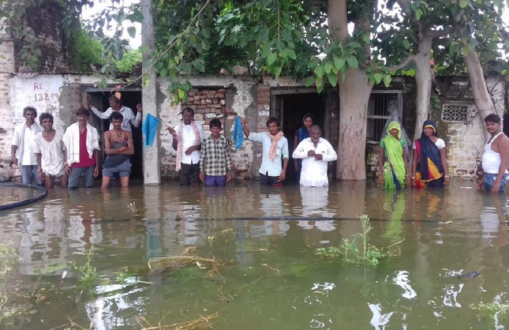 सरदार सरोवर बांध से पानी न छोड़े जाने के कारण आसपास के कई गांवों में पानी भर गया है, ऐसे ही एक गांव अमलाली में जाम सिंह हिलाला का परिवार, जिन्हें डूब प्रभावितों की संख्या में शामिल नहीं किया गया था। फोटो: रहमत सरदार सरोवर बांध से पानी न छोड़े जाने के कारण आसपास के कई गांवों में पानी भर गया है, ऐसे ही एक गांव अमलाली में जाम सिंह हिलाला का परिवार, जिन्हें डूब प्रभावितों की संख्या में शामिल नहीं किया गया था। फोटो: रहमत