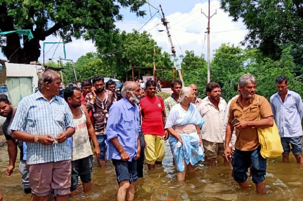 डूब प्रभावित गांवों को देखती नर्मदा बचाओ आंदोलन की संयोजक मेधा पाटकर। फोटो: रहमत डूब प्रभावित गांवों को देखती नर्मदा बचाओ आंदोलन की संयोजक मेधा पाटकर। फोटो: रहमत
