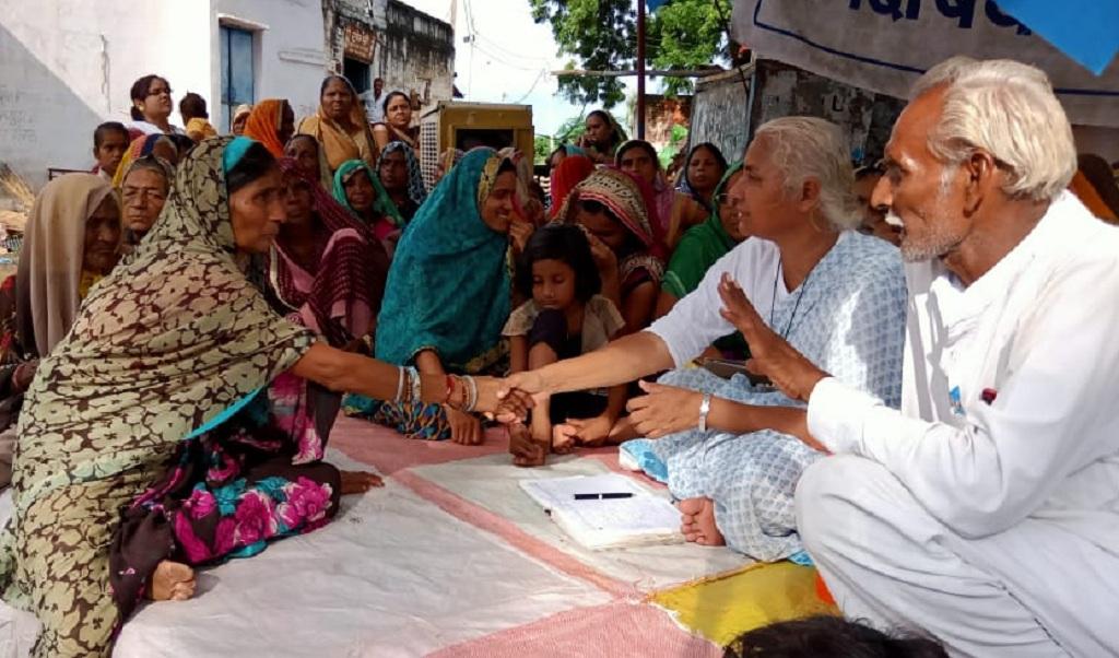 डूब पीड़ितों से बात करती मेधा पाटकर। फोटो: रहमत डूब पीड़ितों से बात करती मेधा पाटकर। फोटो: रहमत