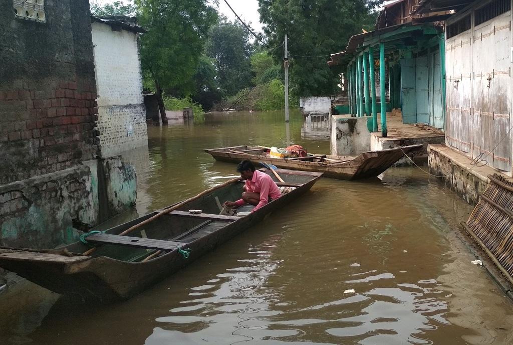 सरदार सरोवर बांध के डूब क्षेत्र में आए गांवों में पानी भर आया है, पुनर्वास के बिना लोग गांव में ही रहने को मजबूर हैं। फोटो: मनीष चंद्र मिश्रा सरदार सरोवर बांध के डूब क्षेत्र में आए गांवों में पानी भर आया है, पुनर्वास के बिना लोग गांव में ही रहने को मजबूर हैं। फोटो: मनीष चंद्र मिश्रा