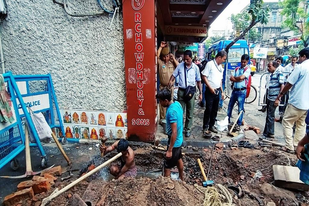 कोलकाता के बहूबाजार में सुरंग बनाने के चलते हो रहा पानी रिसाव। फोटो: उमेश कुमार राय कोलकाता के बहूबाजार में सुरंग बनाने के चलते हो रहा पानी रिसाव। फोटो: उमेश कुमार राय