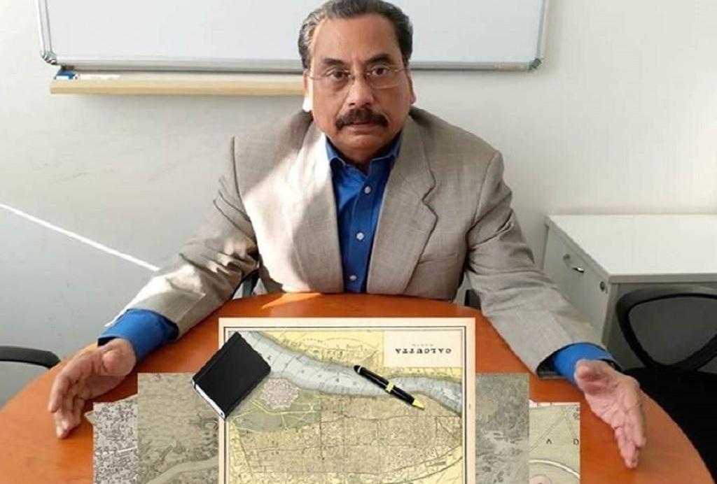 कोलकाता का पुराना नक्शा दिखाते प्रो. आलोक कुमार। फोटो: उमेश कुमार राय 