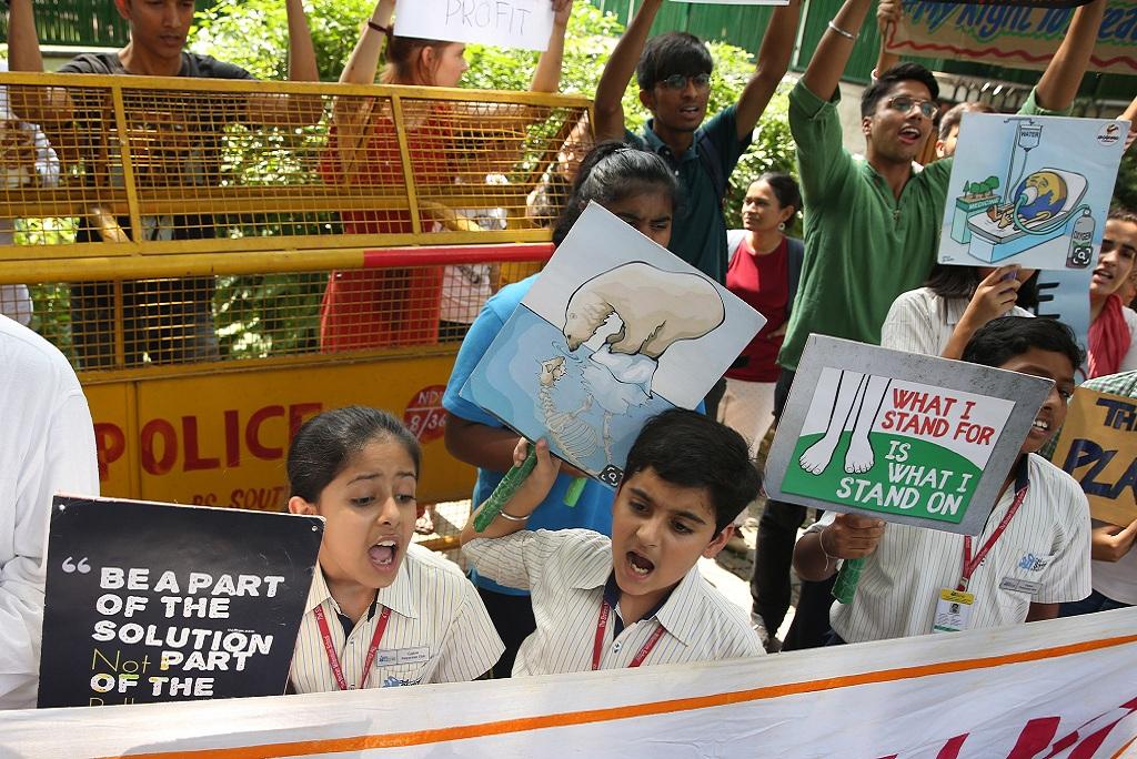 जलवायु परिवर्तन के खिलाफ नई दिल्ली के जंतर मंतर पर प्रदर्शन करते बच्चे। फोटो: विकास चौधरी जलवायु परिवर्तन के खिलाफ नई दिल्ली के जंतर मंतर पर प्रदर्शन करते बच्चे। फोटो: विकास चौधरी