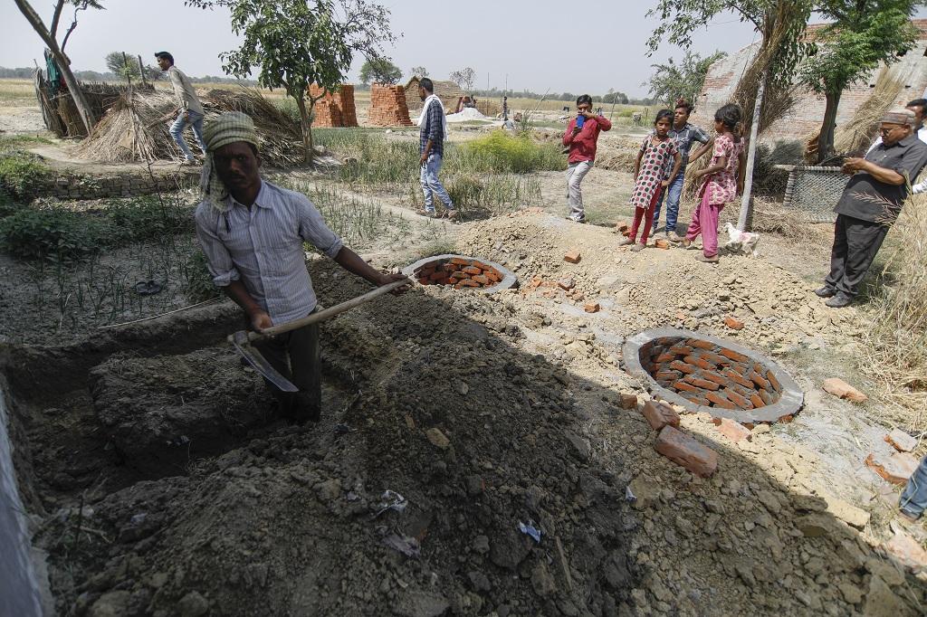 शौचालयों से निकलने वाले मल के प्रबंधन के लिए दो गड्ढे बनाते ग्रामीण। फोटो: विकास चौधरी शौचालयों से निकलने वाले मल के प्रबंधन के लिए दो गड्ढे बनाते ग्रामीण। फोटो: विकास चौधरी