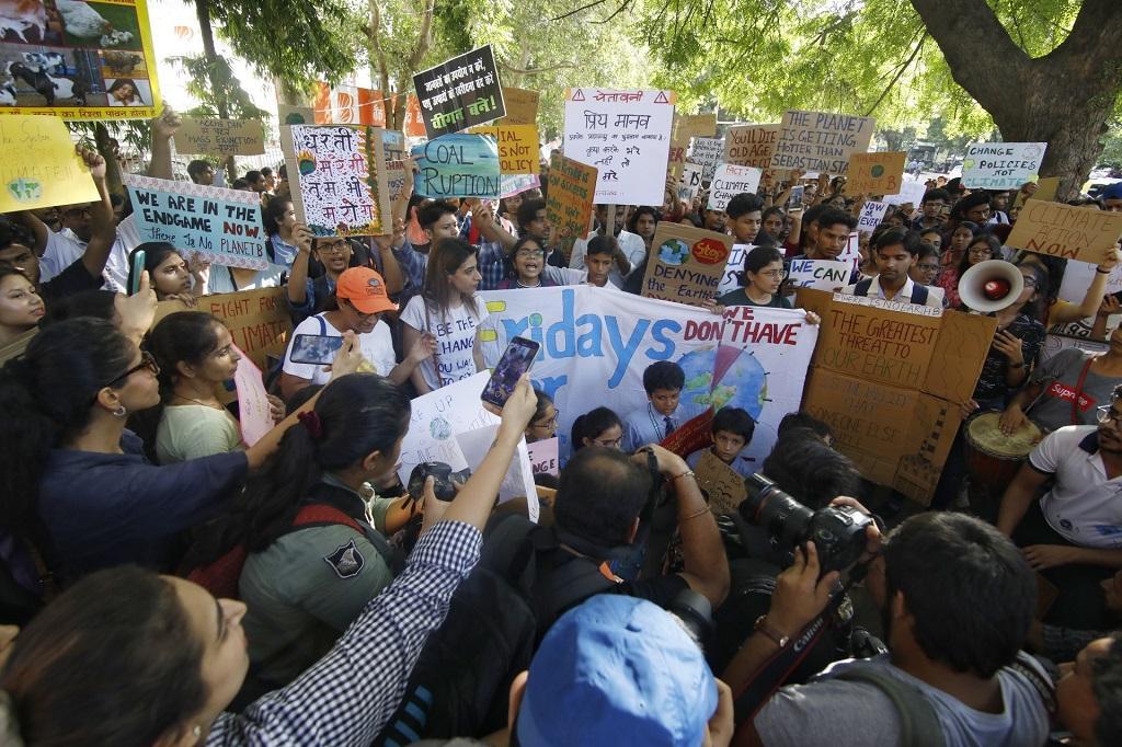 जलवायु परिवर्तन को रोकने की मांग को लेकर चर्चा में आई 16 साल की ग्रेटा थनबर्ग का असर भारत में दिखने लगा है। ग्रेटा के समर्थन में हर शुक्रवार को कई देशों में प्रदर्शन होते हैं। 27 सितंबर 2019 को दिल्ली में भी प्रदर्शन किया गया, इसमें बच्चों ने बड़ी संख्या में भाग लिया। फोटो: विकास चौधरी जलवायु परिवर्तन को रोकने की मांग को लेकर चर्चा में आई 16 साल की ग्रेटा थनबर्ग का असर भारत में दिखने लगा है। ग्रेटा के समर्थन में हर शुक्रवार को कई देशों में प्रदर्शन होते हैं। 27 सितंबर 2019 को दिल्ली में भी प्रदर्शन किया गया, इसमें बच्चों ने बड़ी संख्या में भाग लिया। फोटो: विकास चौधरी