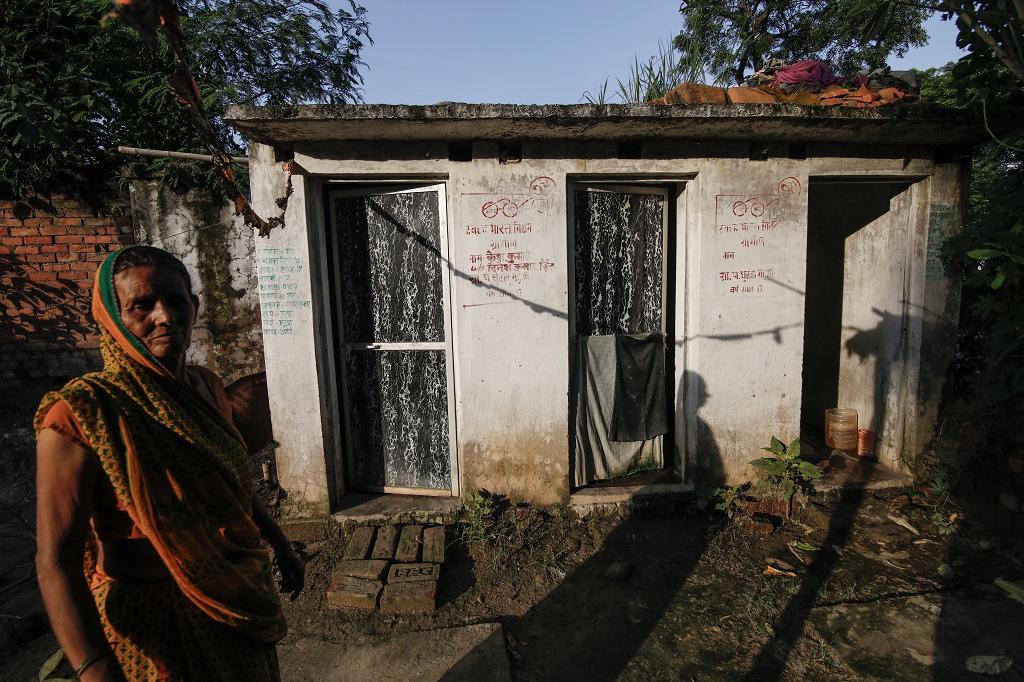 उत्तर प्रदेश के गांव घोरा में 75 फीसदी लोग शौचालयों का प्रयोग कर रहे हैं उत्तर प्रदेश के गांव घोरा में 75 फीसदी लोग शौचालयों का प्रयोग कर रहे हैं