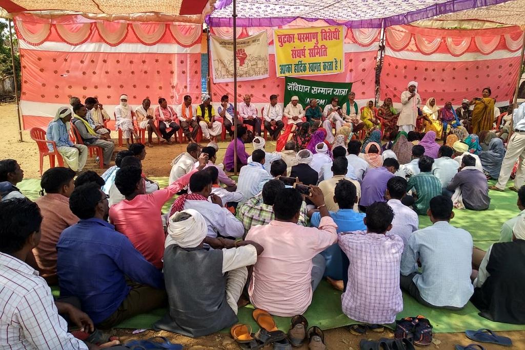 चुटका परमाणु विद्युत परियोजना के खिलाफ बैठक करते आदिवासी। फाइल फोटो: राजकुमार सिन्हा चुटका परमाणु विद्युत परियोजना के खिलाफ बैठक करते आदिवासी। फाइल फोटो: राजकुमार सिन्हा