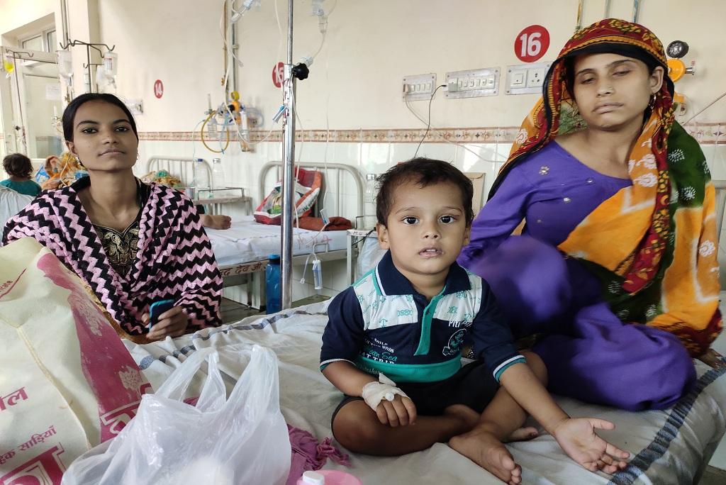 जयपुर के जेके लोन अस्पताल में भर्ती तीन साल का मोहम्मद अनस। फोटो: विवेक मिश्रा जयपुर के जेके लोन अस्पताल में भर्ती तीन साल का मोहम्मद अनस। फोटो: विवेक मिश्रा