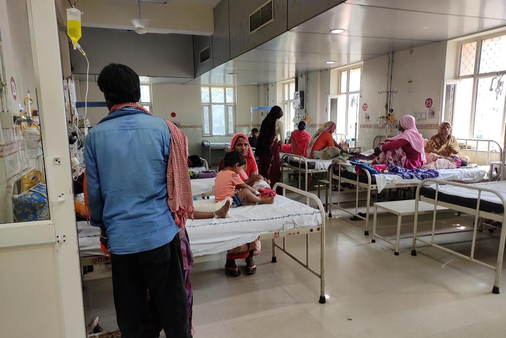 जयपुर के जेके लोन अस्पताल में भर्ती बच्चे। फोटो: विवेक मिश्रा जयपुर के जेके लोन अस्पताल में भर्ती बच्चे। फोटो: विवेक मिश्रा