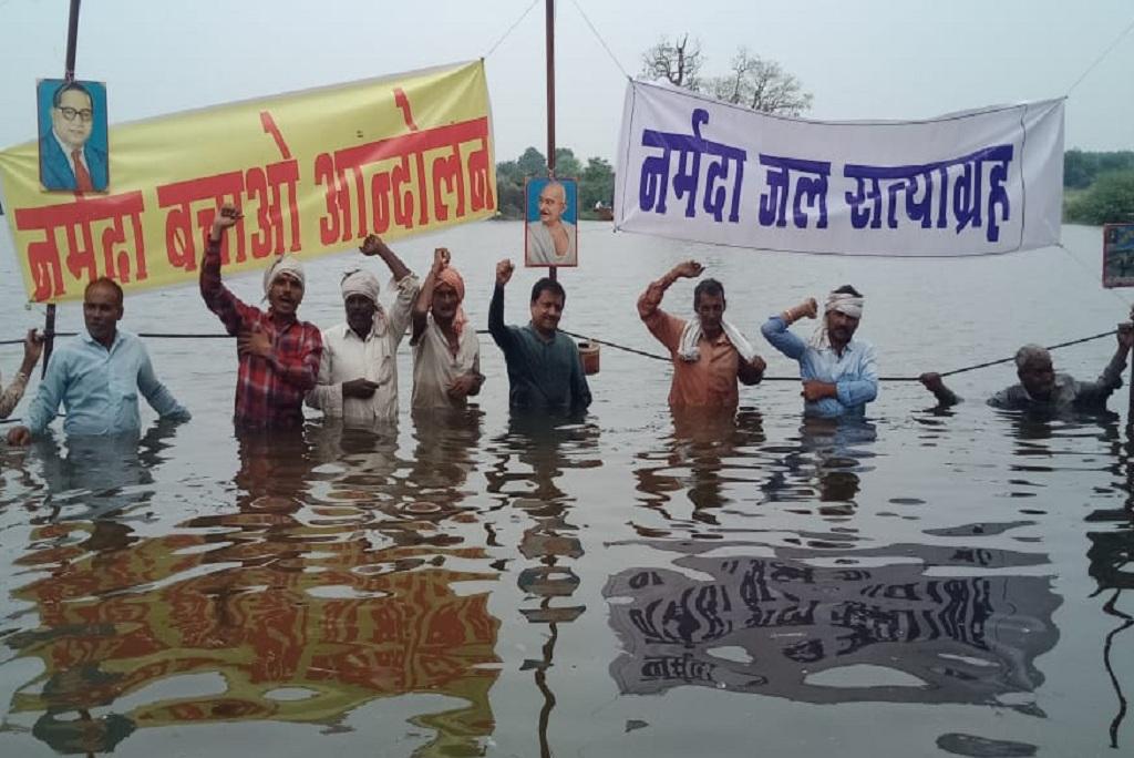 नर्मदा बाचाओ आंदोलन के कार्यकर्ता आलोक अग्रवाल बांध प्रभावितों के साथ जल सत्याग्रह करते हुए। फोटो:NBA नर्मदा बाचाओ आंदोलन के कार्यकर्ता आलोक अग्रवाल बांध प्रभावितों के साथ जल सत्याग्रह करते हुए। फोटो:NBA
