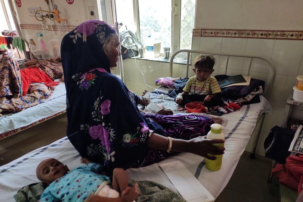 राजस्थान के जयपुर स्थित जेके लोन अस्पताल में भर्ती चार वर्षीय विशाल। फोटो: विवेक मिश्रा राजस्थान के जयपुर स्थित जेके लोन अस्पताल में भर्ती चार वर्षीय विशाल। फोटो: विवेक मिश्रा