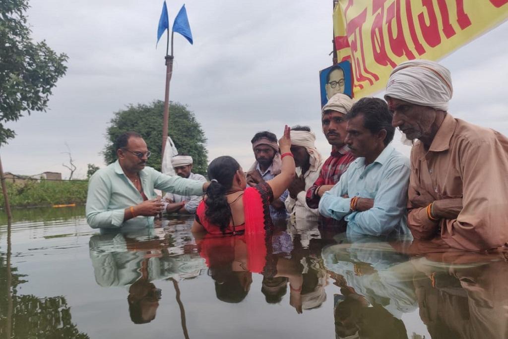 पानी में खड़े होकर ओंकारेश्वर बांध का विरोध कर रहे आंदोलनकारियों को उनकी बहनों ने पानी में घुसकर भैया दूज मनाया। फोटो: एनबीए पानी में खड़े होकर ओंकारेश्वर बांध का विरोध कर रहे आंदोलनकारियों को उनकी बहनों ने पानी में घुसकर भैया दूज मनाया। फोटो: एनबीए