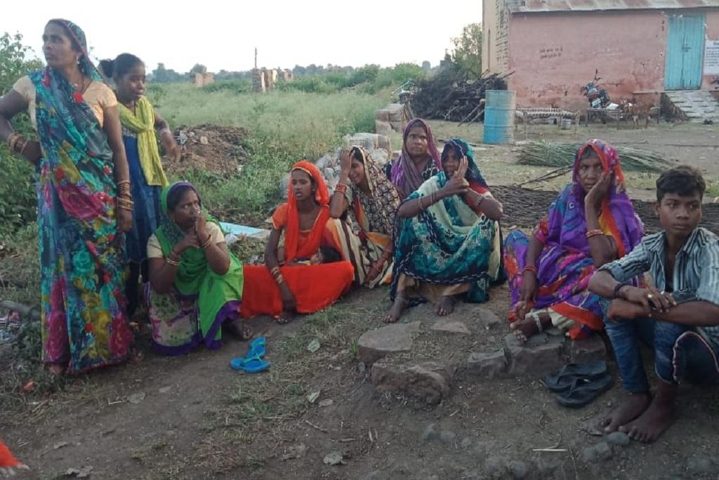 ओंकारेश्वर बांध के बढ़ते स्तर के कारण पानी में डूबे व्यक्ति के परिजन। फोटो: एनबीए ओंकारेश्वर बांध के बढ़ते स्तर के कारण पानी में डूबे व्यक्ति के परिजन। फोटो: एनबीए