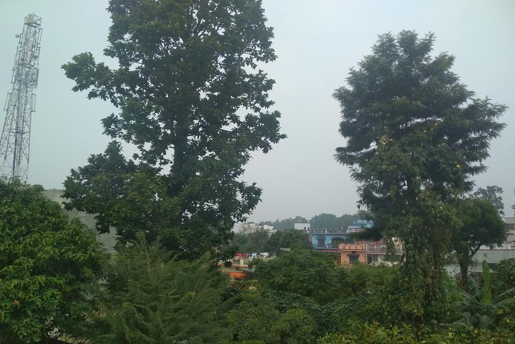 30 अक्टूबर को दोपहर 12 बजे तक देहरादून का आसमान साफ नहीं हो पाया था। फोटो: वर्षा सिंह 30 अक्टूबर को दोपहर 12 बजे तक देहरादून का आसमान साफ नहीं हो पाया था। फोटो: वर्षा सिंह