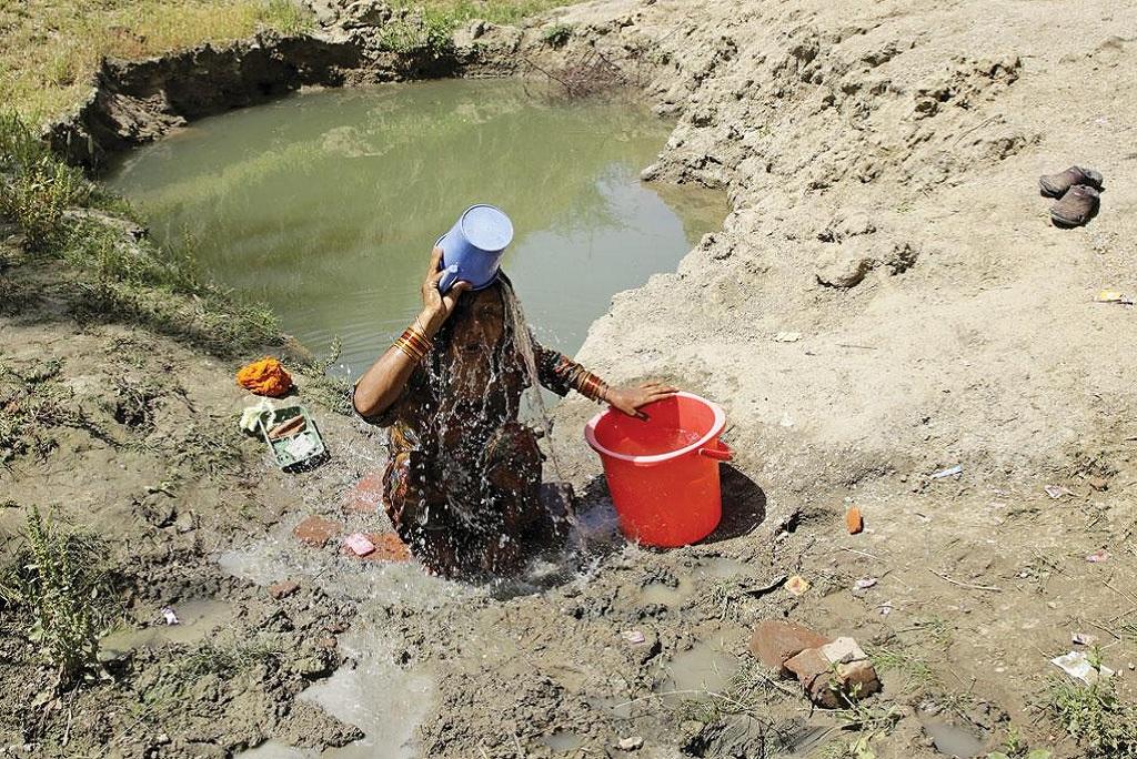 ग्रामीण इलाकों में नहाने के लिए बाथरूम न होने के कारण महिलाओं उन्हें नजदीकी तालाब, कुएं, नलकूपों और नदियों में पूरे कपड़े पहनकर नहाना पड़ता है (विकास चौधरी) ग्रामीण इलाकों में नहाने के लिए बाथरूम न होने के कारण महिलाओं उन्हें नजदीकी तालाब, कुएं, नलकूपों और नदियों में पूरे कपड़े पहनकर नहाना पड़ता है (विकास चौधरी)