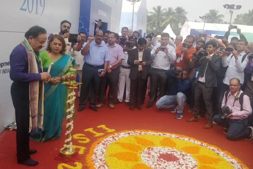 केंद्रीय विज्ञान और प्रौद्योगिकी मंत्री हर्षवर्धन कोलकाता में इंडिया इंटरनेशनल साइंस फेयर का उद्घाटन करते हुए। Photo: Twitter @iisfofficial केंद्रीय विज्ञान और प्रौद्योगिकी मंत्री हर्षवर्धन कोलकाता में इंडिया इंटरनेशनल साइंस फेयर का उद्घाटन करते हुए। Photo: Twitter @iisfofficial