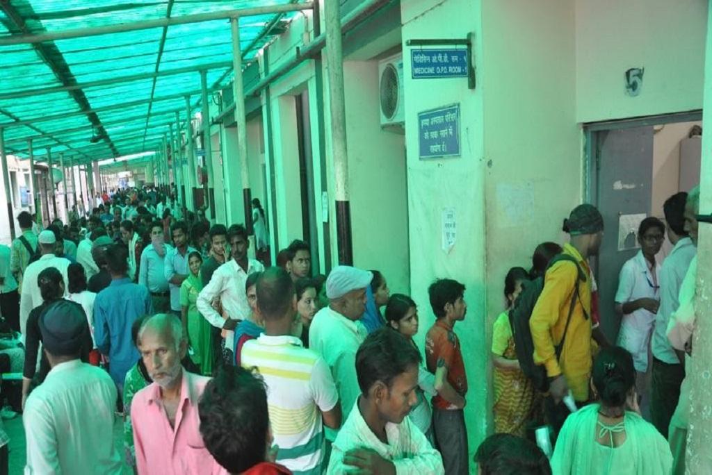 उत्तराखंड की राजधानी देहरादून के सबसे बड़े सरकारी अस्पताल में इलाज के लिए कतारों में लगे लोग। फाेटो: मनमीत उत्तराखंड की राजधानी देहरादून के सबसे बड़े सरकारी अस्पताल में इलाज के लिए कतारों में लगे लोग। फाेटो: मनमीत