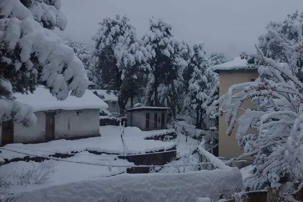हिमाचल प्रदेश के पिऊ इलाके में मौसम की पहली बर्फबारी का दृश्य। फोटो: twitter/@ITBP_official हिमाचल प्रदेश के पिऊ इलाके में मौसम की पहली बर्फबारी का दृश्य। फोटो: twitter/@ITBP_official