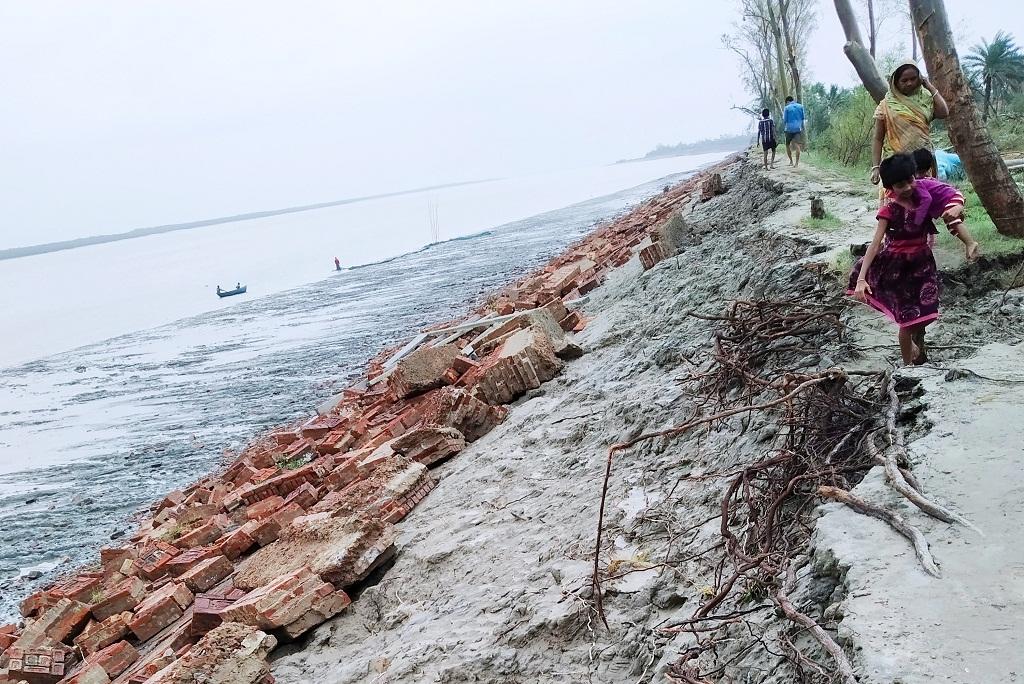 पाथरप्रतिमा में बुलबुल तूफान से हुआ कटाव। फोटो: उमेश कुमार राय पाथरप्रतिमा में बुलबुल तूफान से हुआ कटाव। फोटो: उमेश कुमार राय