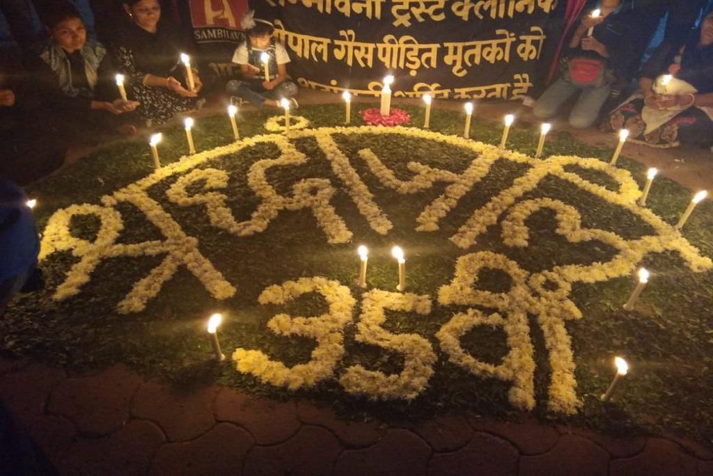 भोपाल गैस हादसे की 35वीं बरसी की पूर्व संध्या पर मारे गए लोगों को उनके परिजनों और भोपाल शहर के लोगों ने श्रद्धांजलि दी। फोटो: मनीष चंद्र मिश्र भोपाल गैस हादसे की 35वीं बरसी की पूर्व संध्या पर मारे गए लोगों को उनके परिजनों और भोपाल शहर के लोगों ने श्रद्धांजलि दी। फोटो: मनीष चंद्र मिश्र