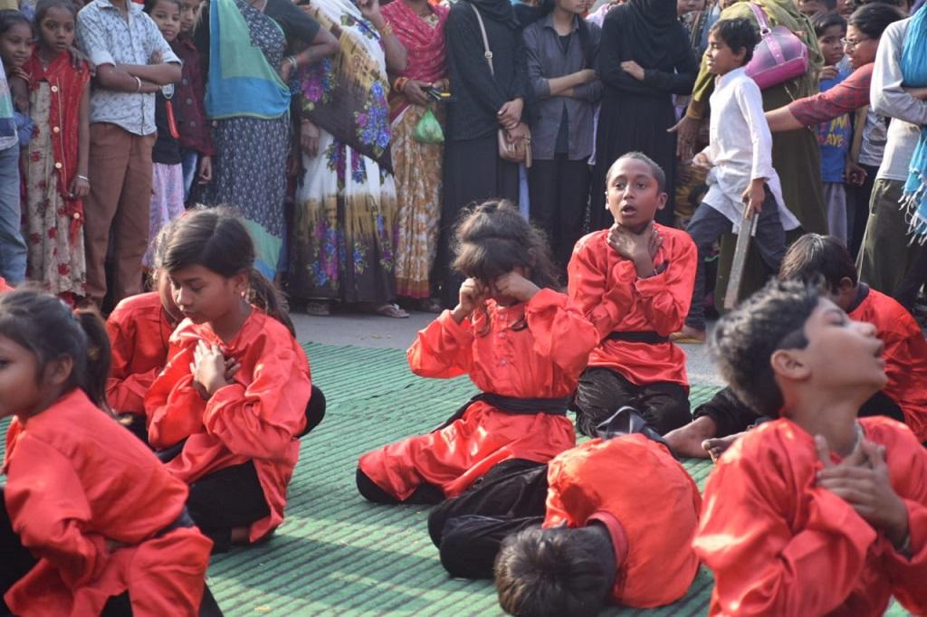 भोपाल गैस हादसे की 35वीं बरसी के मौके पर बच्चों द्वारा प्रस्तुत किए नृत्य नाटिका का एक दृश्य। फोटो: मनीष चंद्र मिश्र भोपाल गैस हादसे की 35वीं बरसी के मौके पर बच्चों द्वारा प्रस्तुत किए नृत्य नाटिका का एक दृश्य। फोटो: मनीष चंद्र मिश्र