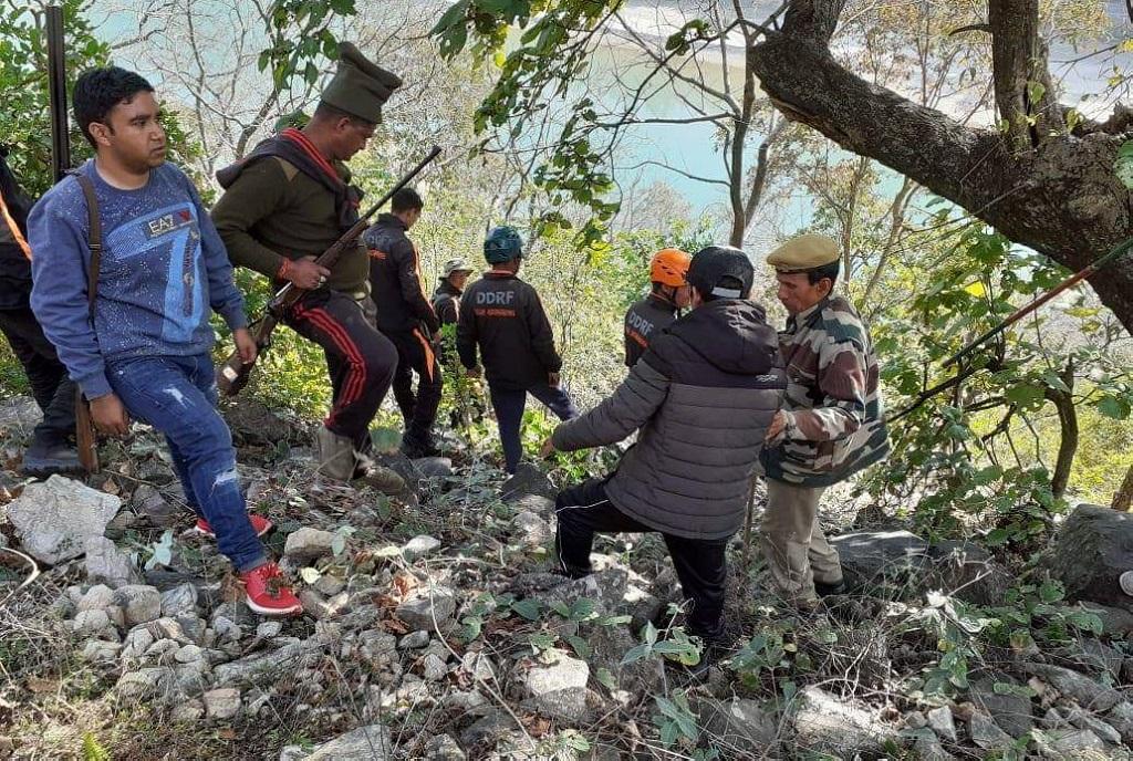 उत्तराखंड के रुद्रप्रयाग में गोली लगने के बाद घायल गुलदार को तलाशते शिकारी और ग्रामीण : मोहित डिमरी। उत्तराखंड के रुद्रप्रयाग में गोली लगने के बाद घायल गुलदार को तलाशते शिकारी और ग्रामीण : मोहित डिमरी।