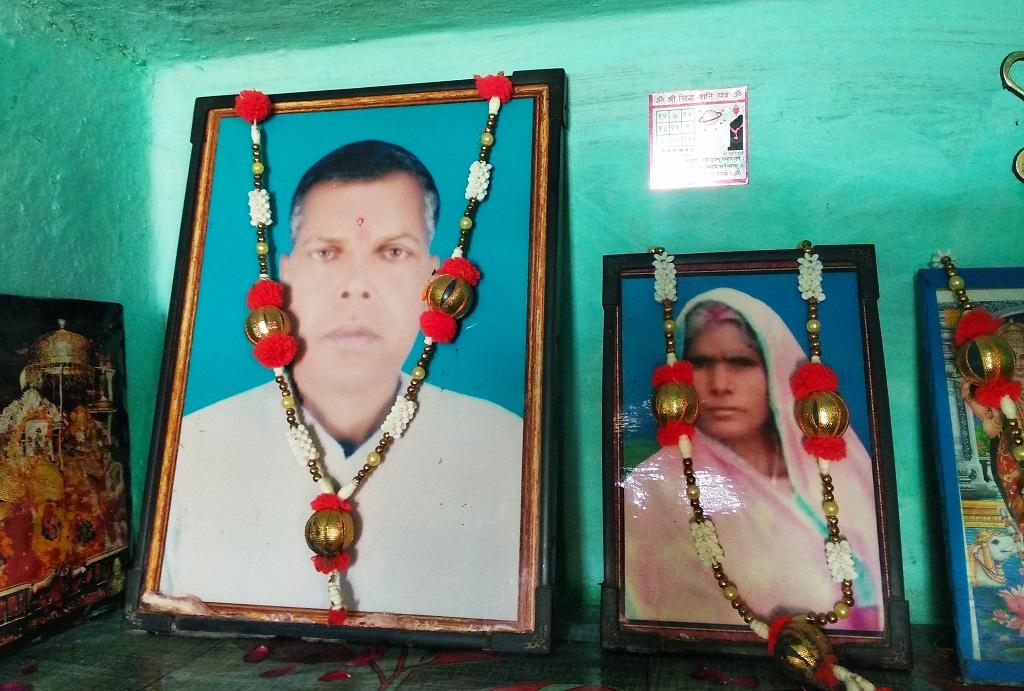 बिहार के सारण जिले के नवरसिया मोहल्ले में आर्सेनिक की वजह से हुए कैंसर से गोलू के माता-पिता की मौत हो चुकी है। फोटो: उमेश कुमार राय बिहार के सारण जिले के नवरसिया मोहल्ले में आर्सेनिक की वजह से हुए कैंसर से गोलू के माता-पिता की मौत हो चुकी है। फोटो: उमेश कुमार राय