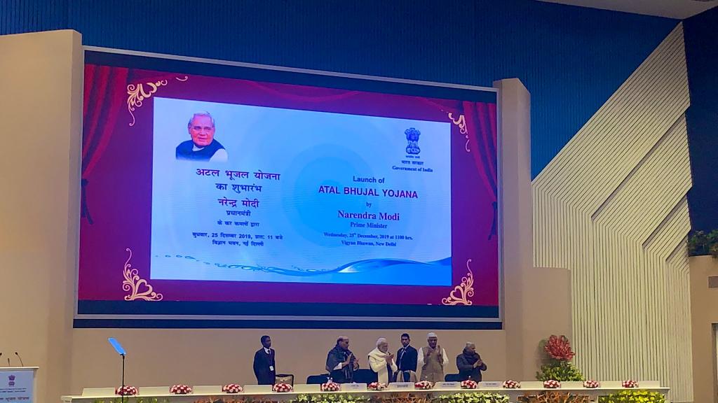 अटल भूजल योजना की शुरुआत करते प्रधानमंत्री नरेंद्र मोदी। फोटो: twitter/ @cleanganganmcg
अटल भूजल योजना की शुरुआत करते प्रधानमंत्री नरेंद्र मोदी। फोटो: twitter/ @cleanganganmcg