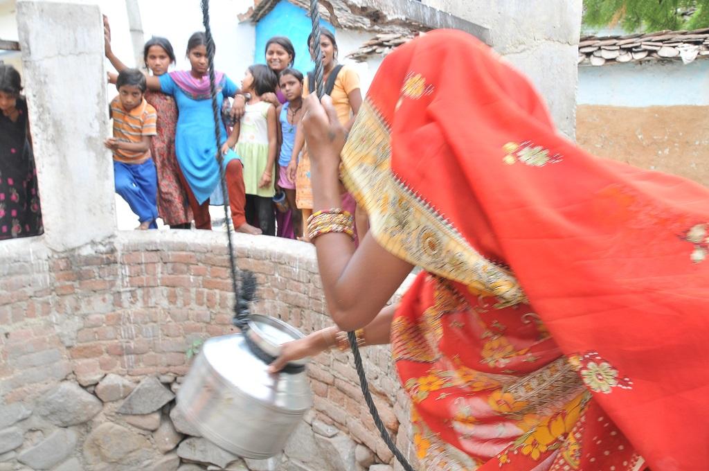 उत्तरप्रदेश के कई जिलों में आर्सेनिक व फ्लोरायड की मात्रा तय मानक से अधिक है। फोटो: मीता अहलावत उत्तरप्रदेश के कई जिलों में आर्सेनिक व फ्लोरायड की मात्रा तय मानक से अधिक है। फोटो: मीता अहलावत
