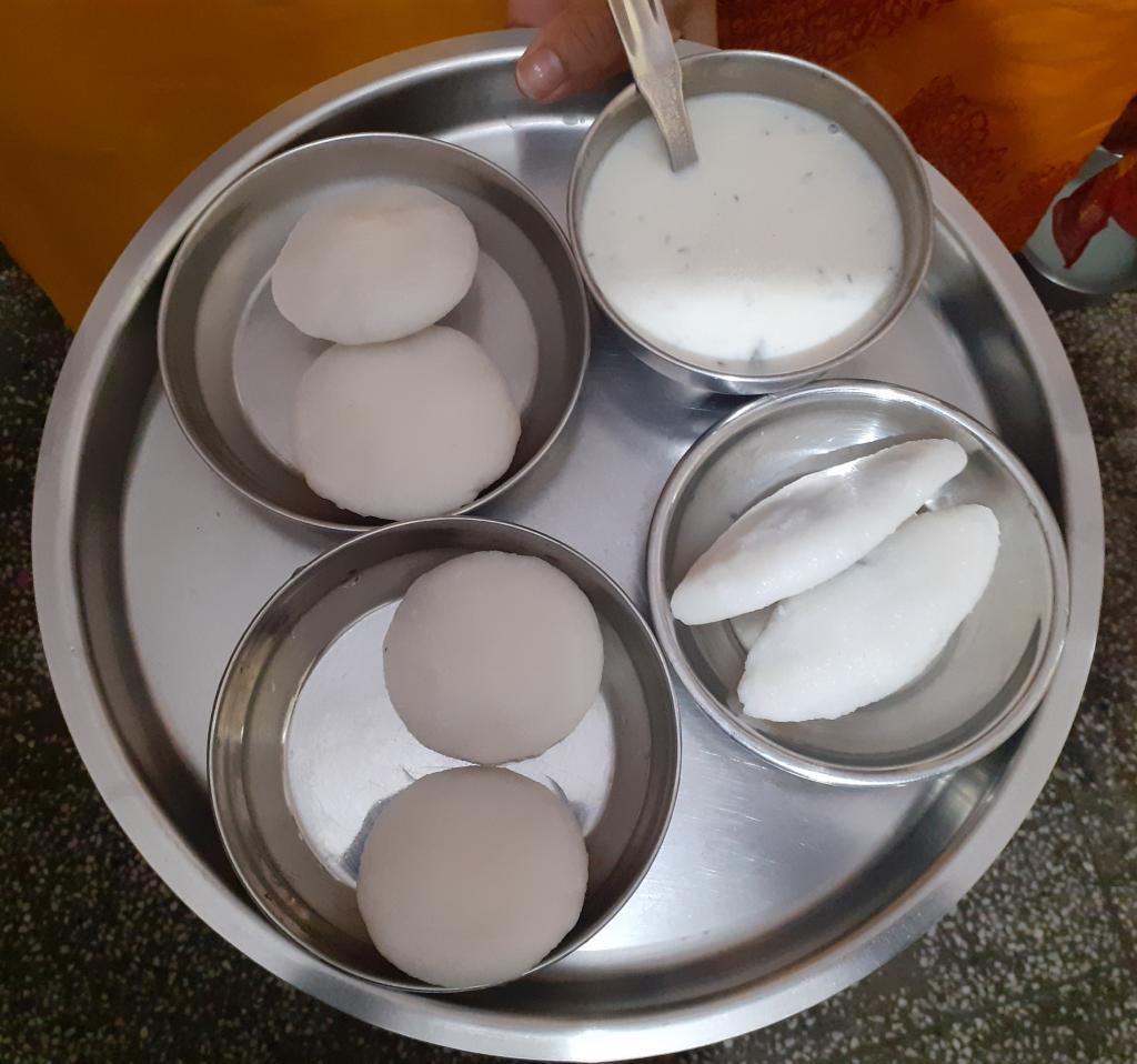 ये हैं तीन किस्म की बगिया। एक- तीसी गुड़ की बगिया, दूसरी- दाल वाली बगिया और तीसरी- दूध बगिया। फोटो: पुष्य मित्र ये हैं तीन किस्म की बगिया। एक- तीसी गुड़ की बगिया, दूसरी- दाल वाली बगिया और तीसरी- दूध बगिया। फोटो: पुष्य मित्र