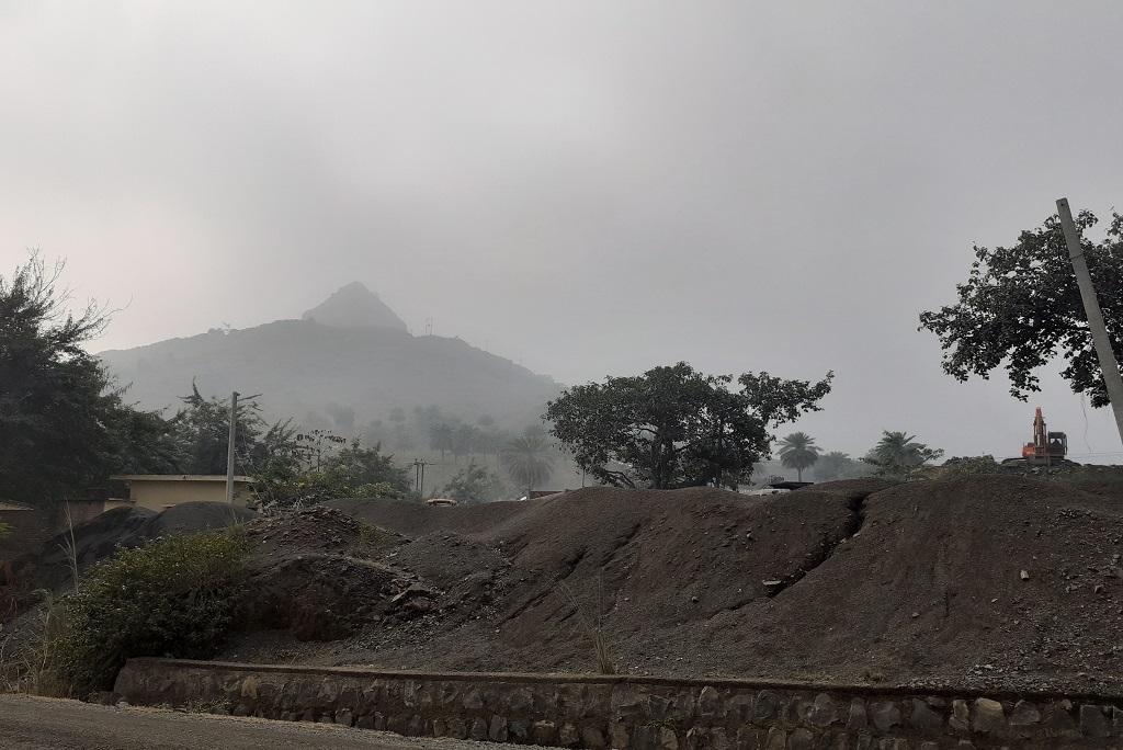 स्टोन क्रशर की वजह से बदरंग हो गयी एक पहाड़ी। फोटो: पुष्यमित्र स्टोन क्रशर की वजह से बदरंग हो गयी एक पहाड़ी। फोटो: पुष्यमित्र