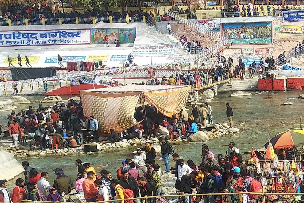 बागेश्वर के ऐतिहासिक बगड़ में 14 जनवरी को प्रतीकात्मक रूप से कुली बेगार के कागज नदी में बहाए जाते हैं। फोटो - त्रिलोचन भट्ट बागेश्वर के ऐतिहासिक बगड़ में 14 जनवरी को प्रतीकात्मक रूप से कुली बेगार के कागज नदी में बहाए जाते हैं। फोटो - त्रिलोचन भट्ट