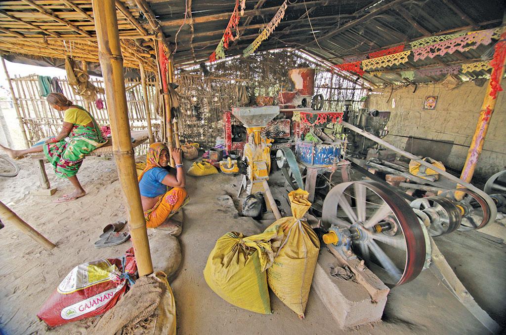 बिहार के सुपौल जिले में पारंपरिक मशीन से होने वाली तेल की पेराई अब लगभग बंद हो चुकी है। इसकी मुख्य वजह बाजार में बिक रहा सस्ता आयातित तेल है (विकास चौधरी / सीएसई) बिहार के सुपौल जिले में पारंपरिक मशीन से होने वाली तेल की पेराई अब लगभग बंद हो चुकी है। इसकी मुख्य वजह बाजार में बिक रहा सस्ता आयातित तेल है (विकास चौधरी / सीएसई)