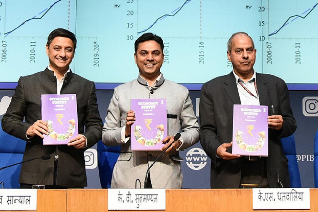 आर्थिक सर्वेक्षण रिपोर्ट दिखाते मुख्य आर्थिक सलाहकार कृष्णमूर्ति सुब्रह्मणयम। फोटो: पीआईबी आर्थिक सर्वेक्षण रिपोर्ट दिखाते मुख्य आर्थिक सलाहकार कृष्णमूर्ति सुब्रह्मणयम। फोटो: पीआईबी