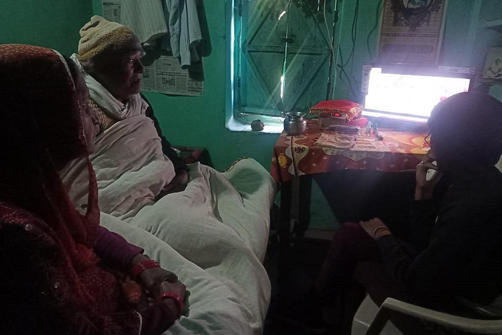 मध्य प्रदेश के रीवा जिले के गांव गांव दुआरी निवासी गुरु रामजी अग्निहोत्री अपने परिवार के साथ बजट देखते हुए। फोटो: निमेश अग्निहोत्री मध्य प्रदेश के रीवा जिले के गांव गांव दुआरी निवासी गुरु रामजी अग्निहोत्री अपने परिवार के साथ बजट देखते हुए। फोटो: निमेश अग्निहोत्री