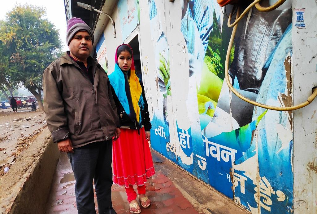 दिल्ली के संगम विहार निवासी वहीद अहमद अपने बच्चों का इलाज अपने पास के मोहल्ला क्लिनिक से ही कराते हैं। फोटो: भागीरथ दिल्ली के संगम विहार निवासी वहीद अहमद अपने बच्चों का इलाज अपने पास के मोहल्ला क्लिनिक से ही कराते हैं। फोटो: भागीरथ