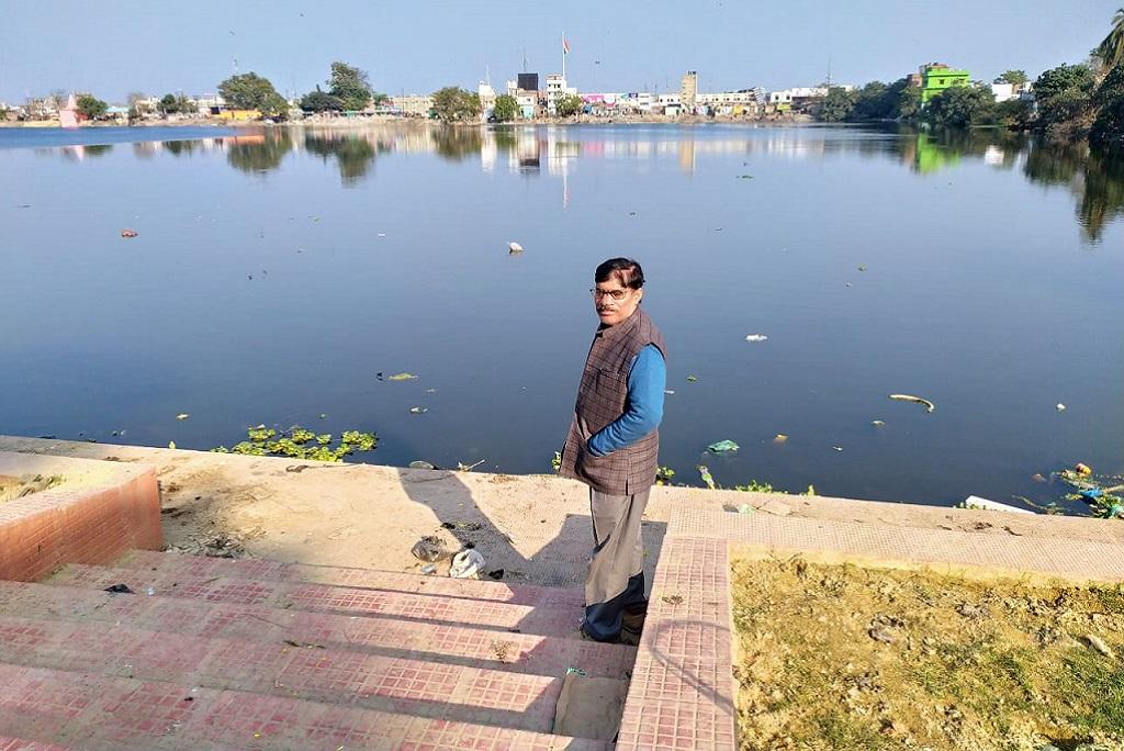 दरभंगा शहर में तालाब बचाने की मुहिम चलाने वाले नारायणजी चौधरी। फोटो: पुष्यमित्र दरभंगा शहर में तालाब बचाने की मुहिम चलाने वाले नारायणजी चौधरी। फोटो: पुष्यमित्र