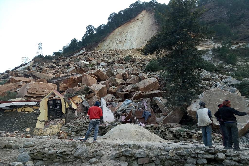 उत्तराखंड के नन्दप्रयाग के बाद बदरीनाथ हाईवे पर भूस्खलन: फोटो: दीक्षा
उत्तराखंड के नन्दप्रयाग के बाद बदरीनाथ हाईवे पर भूस्खलन: फोटो: दीक्षा
