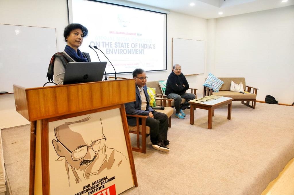 अनिल अग्रवाल डायलॉग 2020 को संबोधित करती सीएसई की कार्यकारी निदेशक अनुमिता रॉयचौधरी । फोटो: विकास चौधरी अनिल अग्रवाल डायलॉग 2020 को संबोधित करती सीएसई की कार्यकारी निदेशक अनुमिता रॉयचौधरी । फोटो: विकास चौधरी