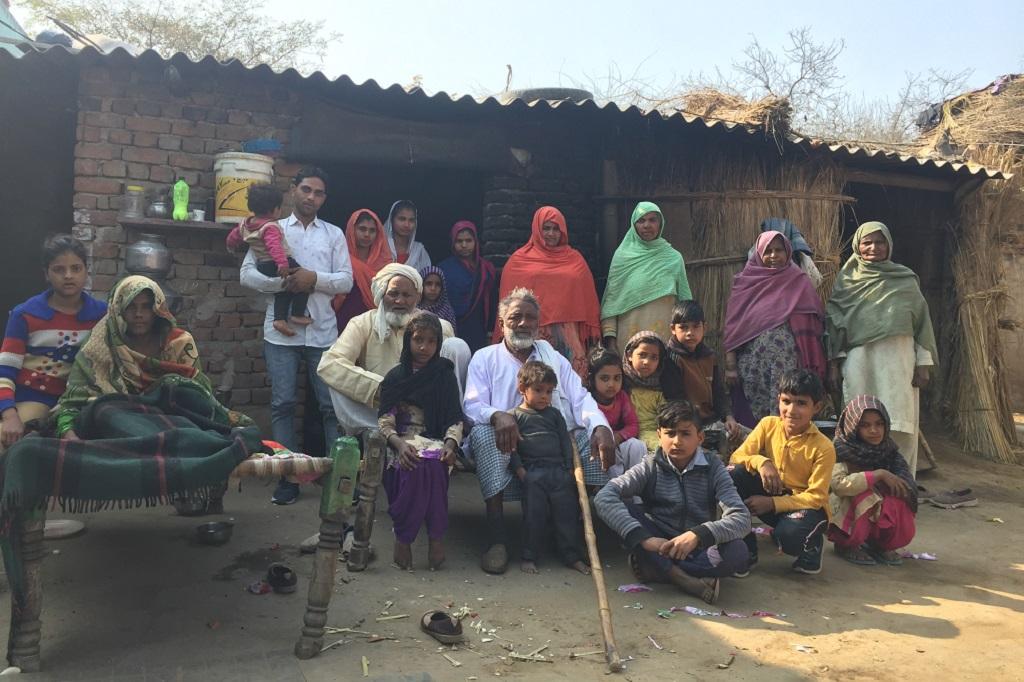 37 सदस्यों वाले हाकीम अली का यह परिवार कई पीढ़ियों से गरीब है। फोटो: शाहनवाज आलम 37 सदस्यों वाले हाकीम अली का यह परिवार कई पीढ़ियों से गरीब है। फोटो: शाहनवाज आलम