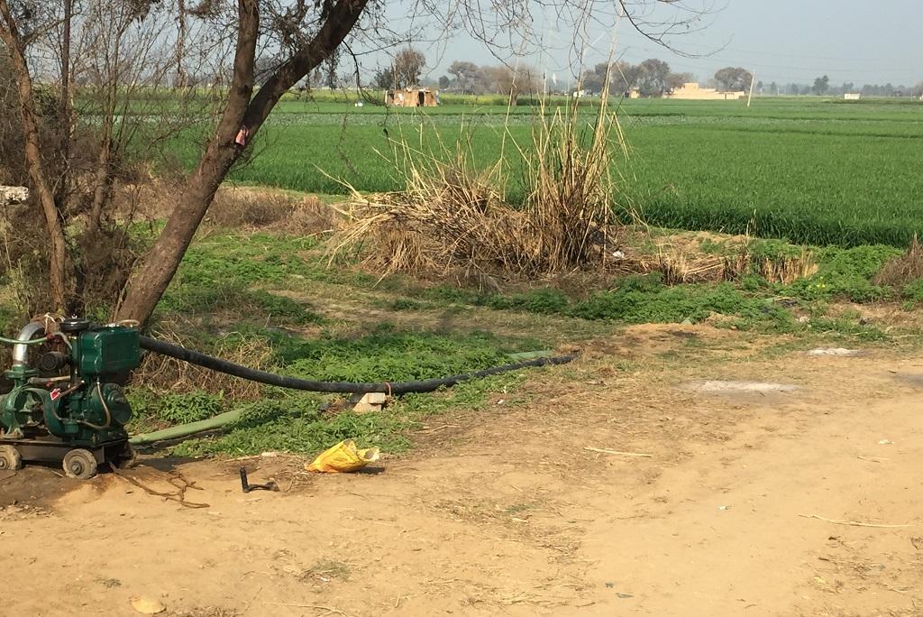 मेवात में खेतों में सिंचाई के लिए ट्यूबवेल लगे हैं, लेकिन कई जगह पानी खराब न होने के कारण ट्यूबवेल से भी सिंचाई नहीं हो पा रही है। फोटो: शाहनवाज आलम मेवात में खेतों में सिंचाई के लिए ट्यूबवेल लगे हैं, लेकिन कई जगह पानी खराब न होने के कारण ट्यूबवेल से भी सिंचाई नहीं हो पा रही है। फोटो: शाहनवाज आलम