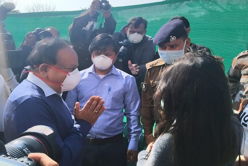 चीन के वुहान से लाए गए लोगों से बातचीत करते केंद्रीय स्वास्थ्य मंत्री डॉ. हर्षवर्धन। इन लोगों के टेस्ट नेगेटिव पाया गया, जिसके बाद उन्हें घर भेजा गया। फोटो: Twitter @MoHFW_INDIA चीन के वुहान से लाए गए लोगों से बातचीत करते केंद्रीय स्वास्थ्य मंत्री डॉ. हर्षवर्धन। इन लोगों के टेस्ट नेगेटिव पाया गया, जिसके बाद उन्हें घर भेजा गया। फोटो: Twitter @MoHFW_INDIA