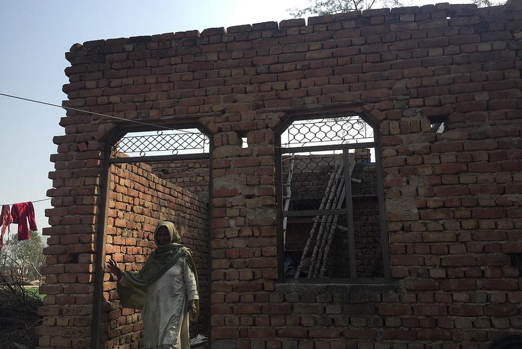 हरियाणा के नूंह (मेवात) के तावड़ू खंड के गांव सबरस में प्रधानमंत्री आवास योजना के तहत बना घर। फोटो: शाहनवाज आलम हरियाणा के नूंह (मेवात) के तावड़ू खंड के गांव सबरस में प्रधानमंत्री आवास योजना के तहत बना घर। फोटो: शाहनवाज आलम