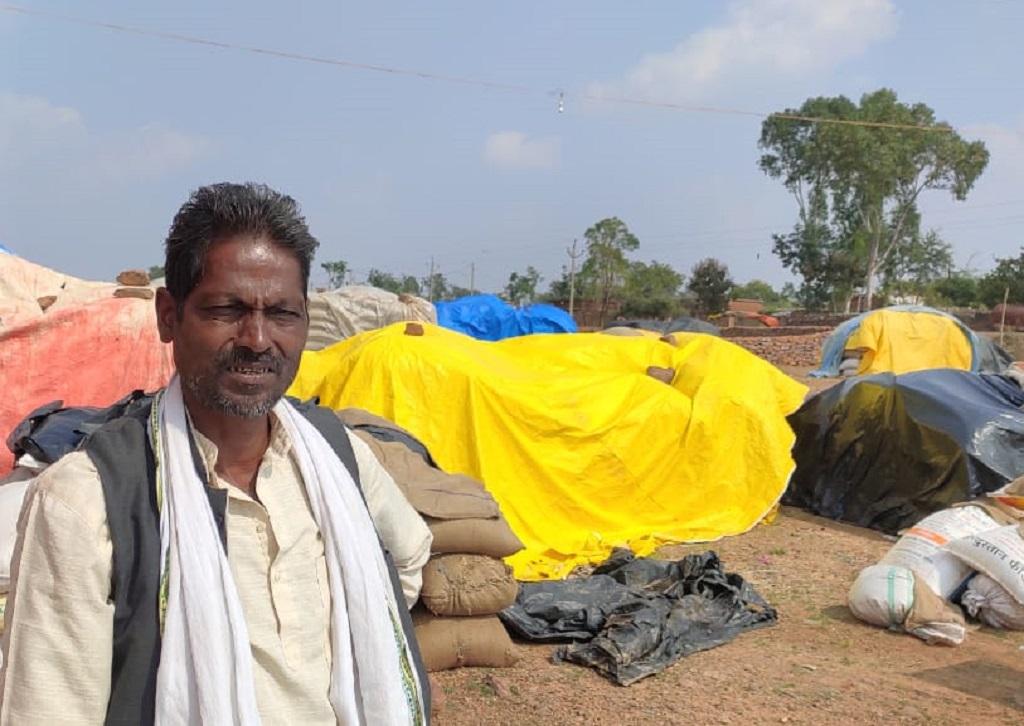 मध्यप्रदेश, रीवा जिले के दुआरी गांव में अपने धान के साथ धरनास्थल पर बैठे किसान शेषमणि: पंकज अग्निहोत्री मध्यप्रदेश, रीवा जिले के दुआरी गांव में अपने धान के साथ धरनास्थल पर बैठे किसान शेषमणि: पंकज अग्निहोत्री
