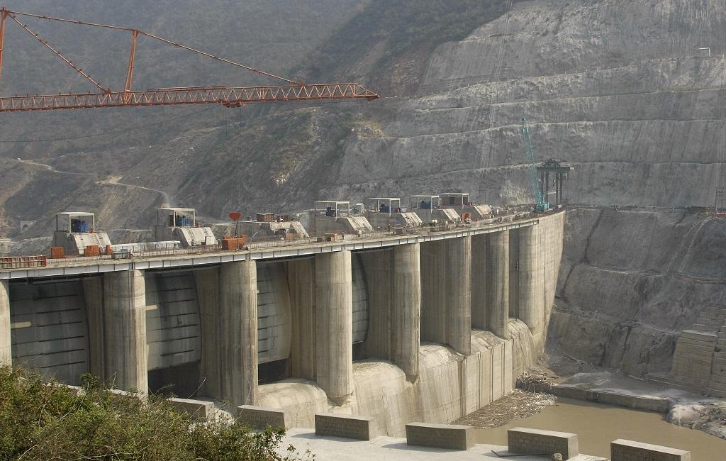 उत्तराखंड में अलकनंदा नदी पर बन रहा एक हाइड्रो प्रोजेक्ट। फोटो: विकास चौधरी उत्तराखंड में अलकनंदा नदी पर बन रहा एक हाइड्रो प्रोजेक्ट। फोटो: विकास चौधरी