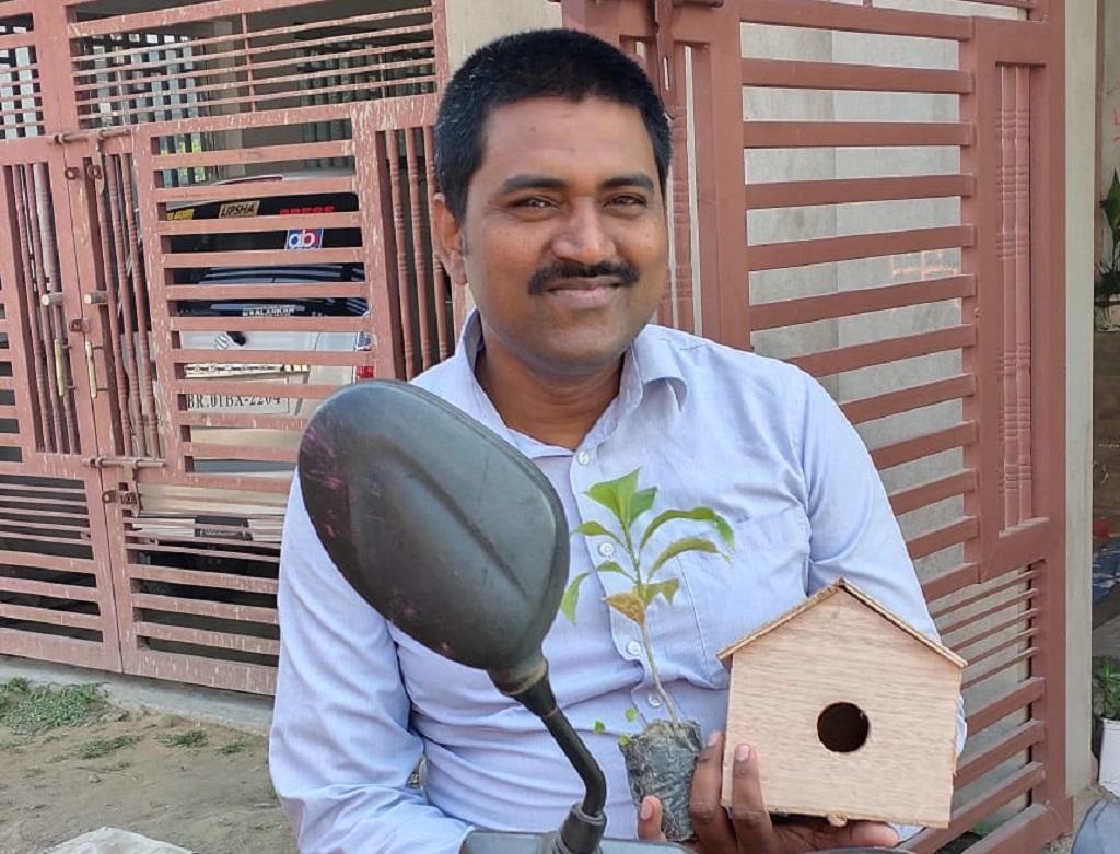 हाथ में चंपा का पौधा व गौरेया का घोंसला लेकर घर से निकलते सुशील कुमार। फोटो: शशि शेखर हाथ में चंपा का पौधा व गौरेया का घोंसला लेकर घर से निकलते सुशील कुमार। फोटो: शशि शेखर