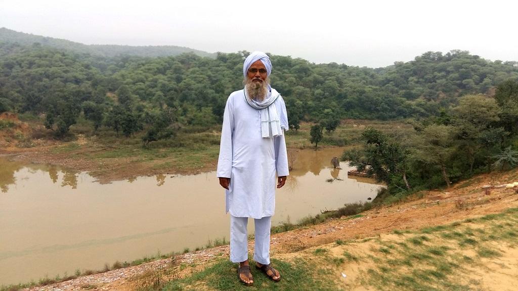 गांव घाटा-शमशाबाद में बनवाए गए चेक डैम पर खड़े हाजी इब्राहिम। फोटो: शाहनवाज आलम गांव घाटा-शमशाबाद में बनवाए गए चेक डैम पर खड़े हाजी इब्राहिम। फोटो: शाहनवाज आलम