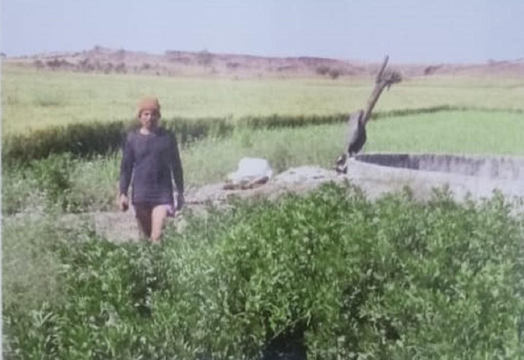 महेश चंद्रवशी को इंतजार है मनरेगा फंड का, ताकि वह अपनी जमीन पर कुआं बनवा सके। महेश चंद्रवशी को इंतजार है मनरेगा फंड का, ताकि वह अपनी जमीन पर कुआं बनवा सके।